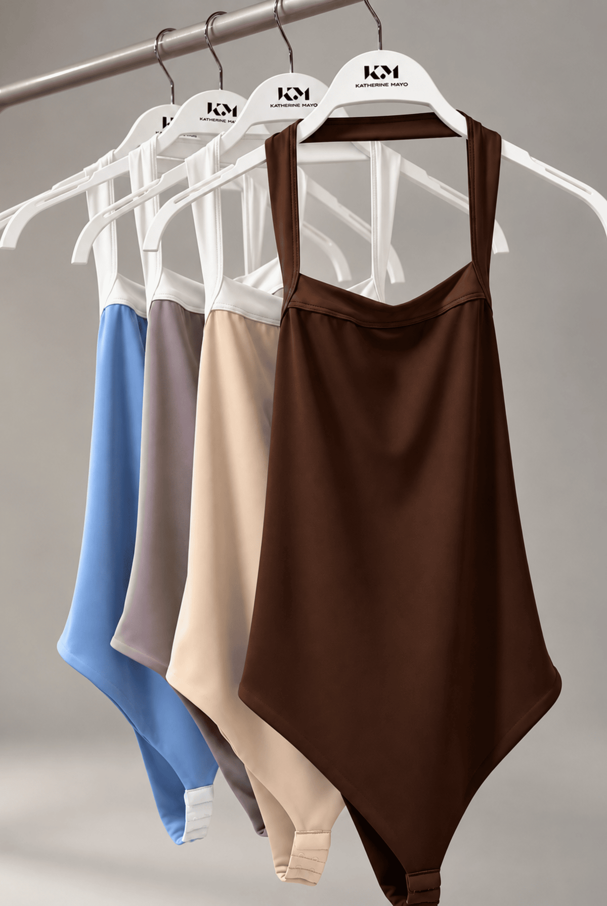 Body ajustado de escote cuadrado con contraste de color y diseño halter que deja la espalda al descubierto.