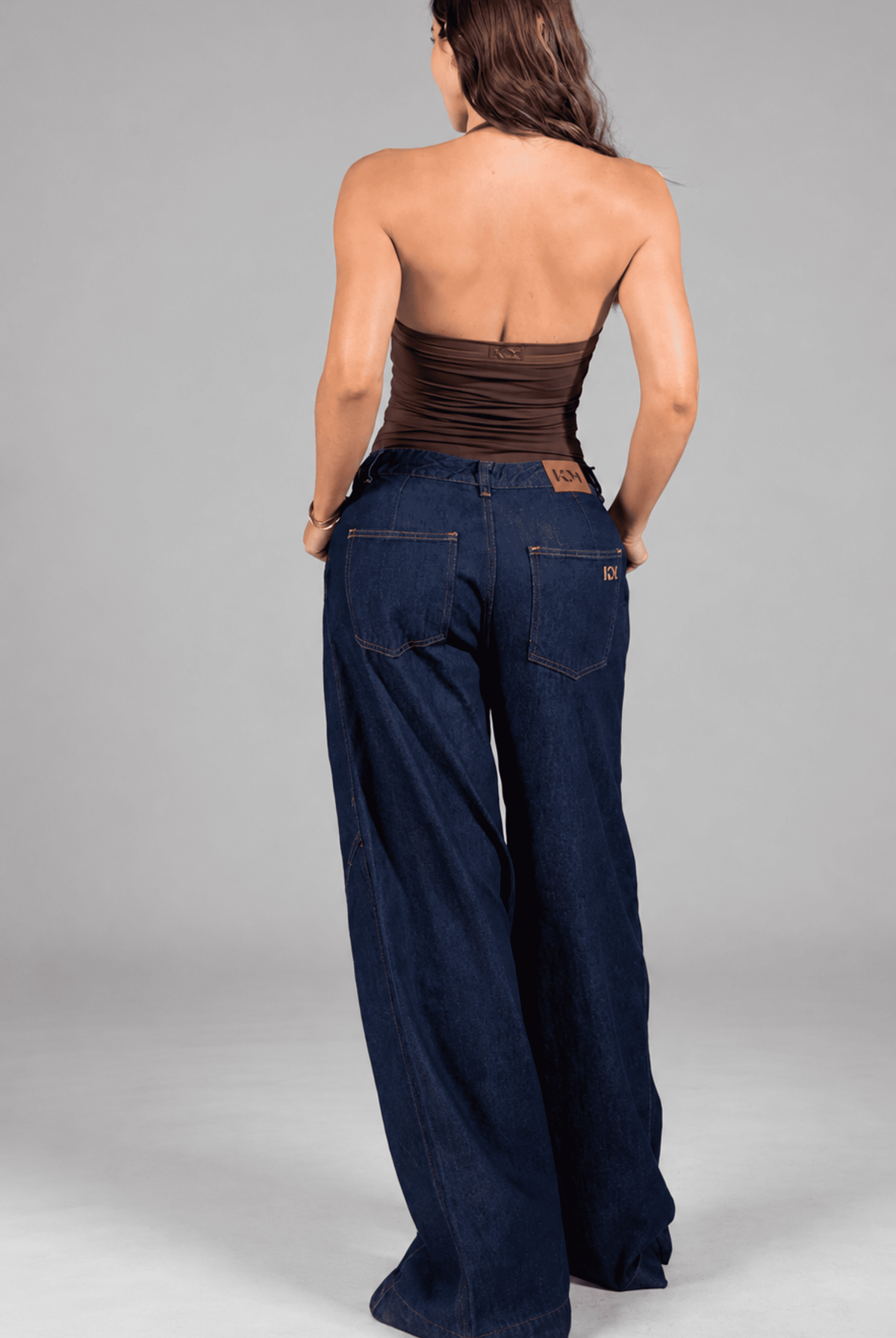 Body ajustado de escote cuadrado con contraste de color y diseño halter que deja la espalda al descubierto.