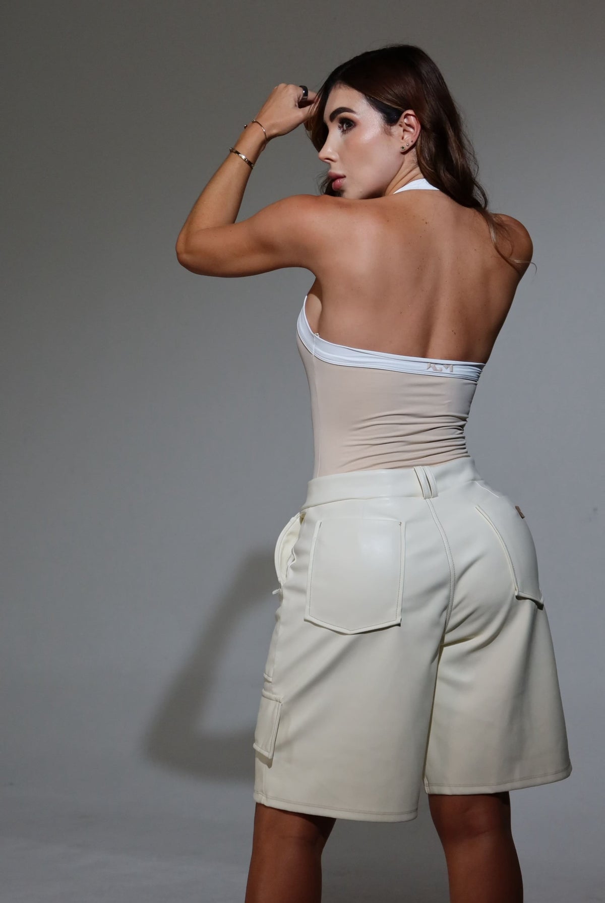 Body ajustado de escote cuadrado con contraste de color y diseño halter que deja la espalda al descubierto.