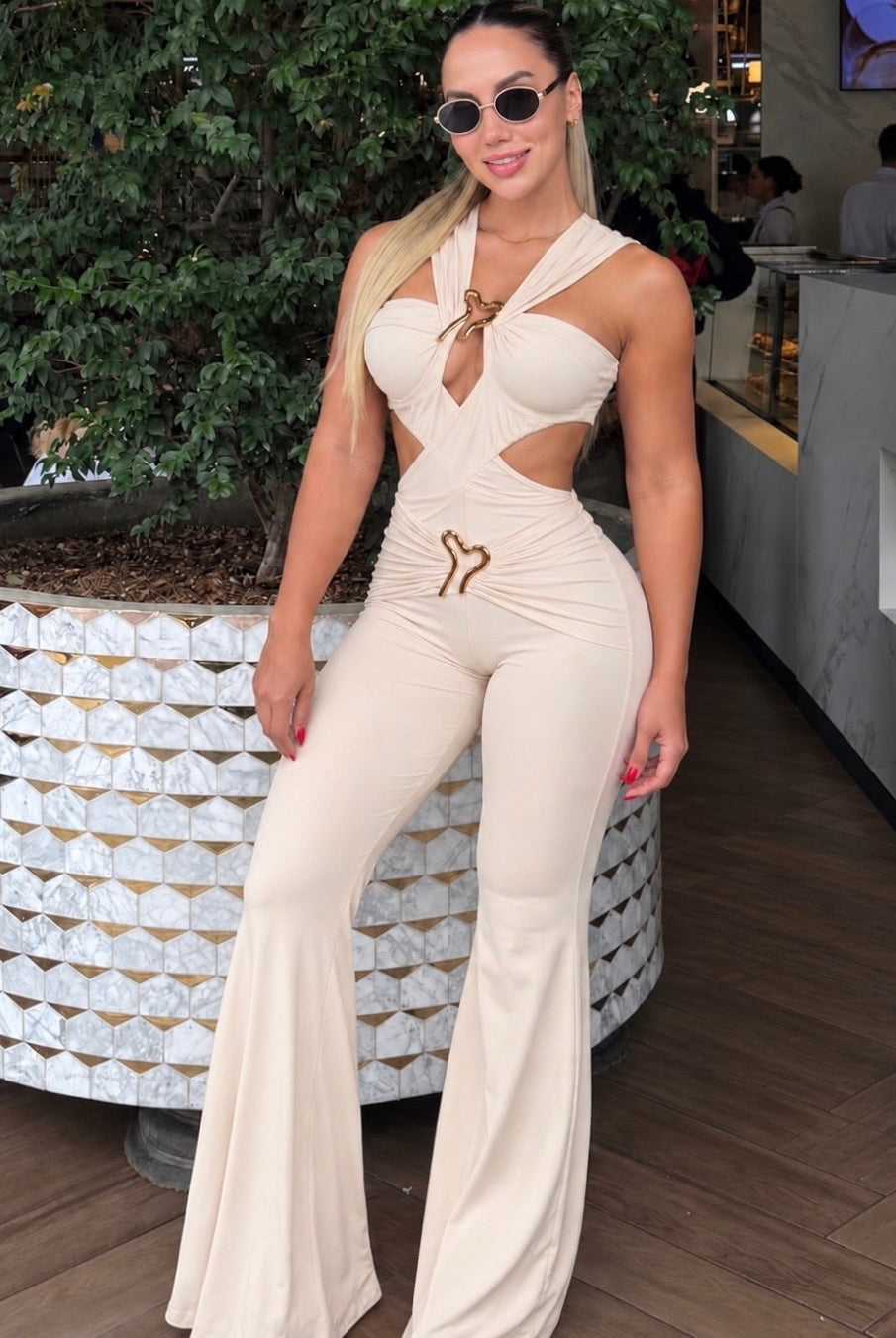 Enterizo Nude de silueta ajustada con aberturas estratégicas en cintura, escote protagonista y bota amplia. Un diseño sofisticado y sensual para elevar tus looks de noche y eventos especiales.
