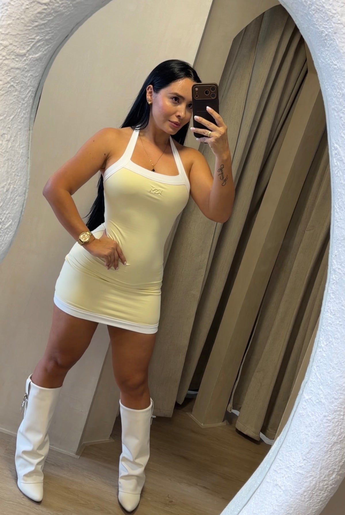 Vestido Corto de silueta ajustada con escote recto y tiras tipo halter