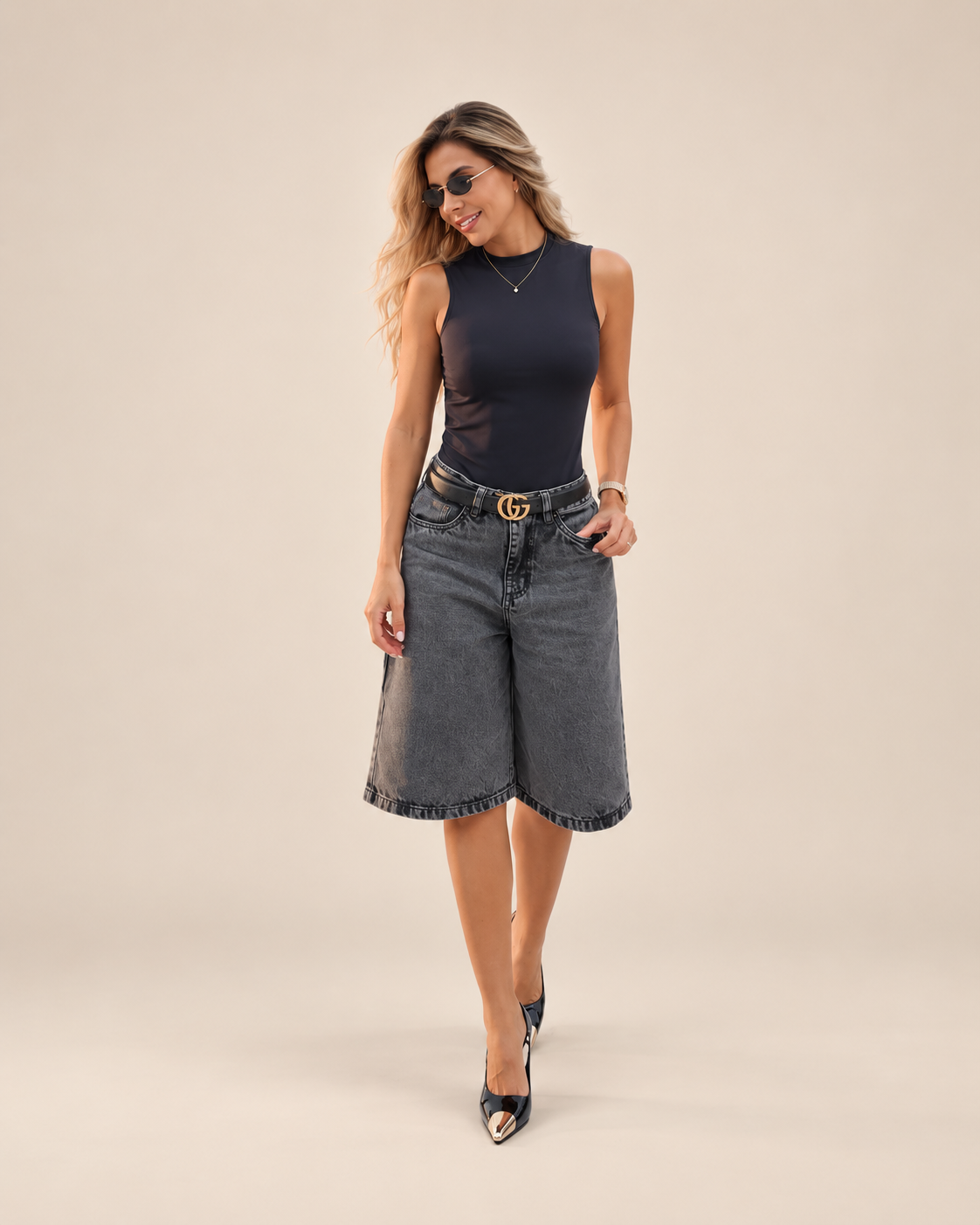 Bermuda en denim gris de tiro alto y silueta amplia, con largo a la rodilla y actitud urbana.