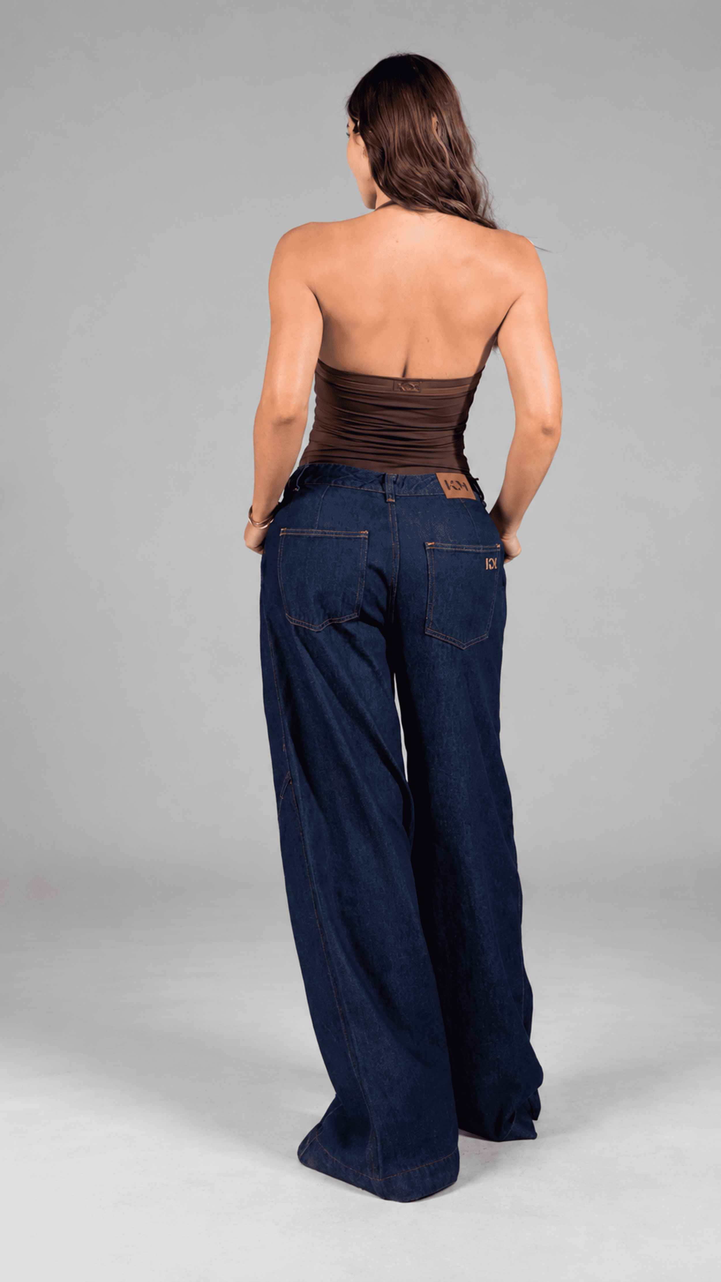 Body ajustado de escote cuadrado con contraste de color y diseño halter que deja la espalda al descubierto.