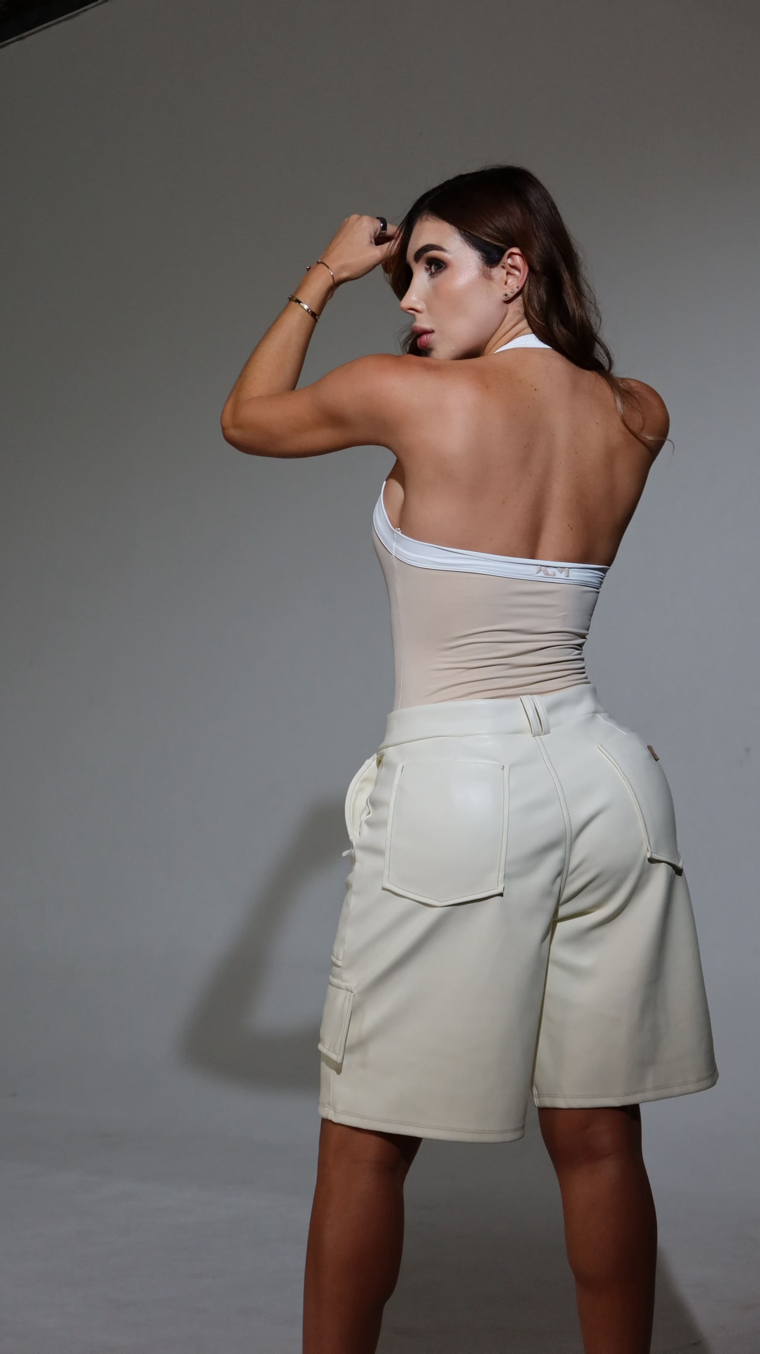 Body ajustado de escote cuadrado con contraste de color y diseño halter que deja la espalda al descubierto.